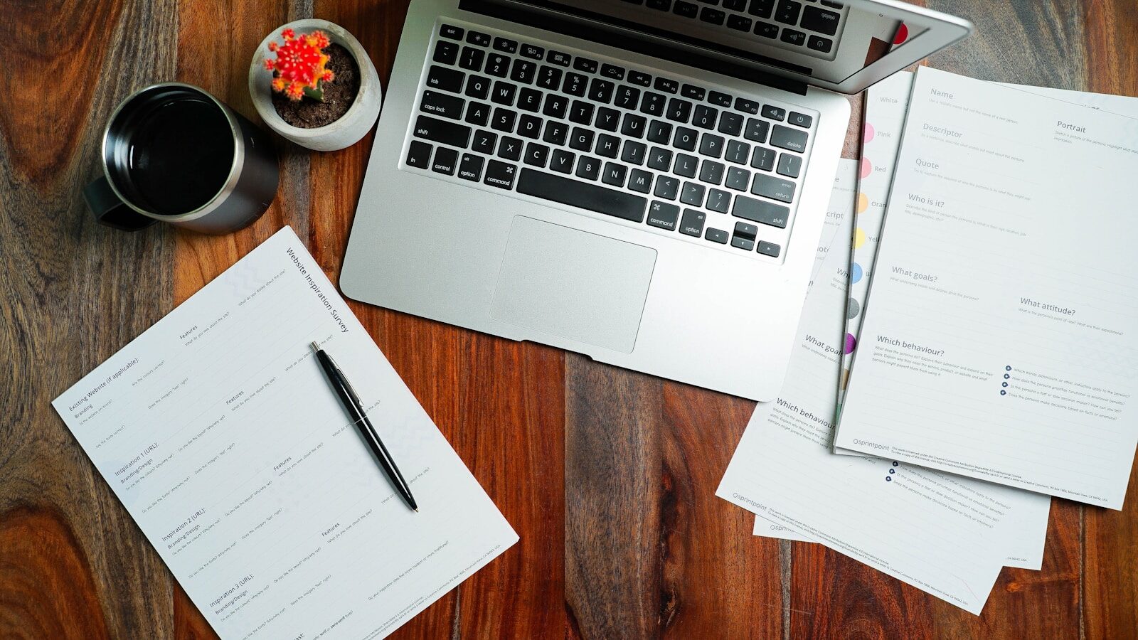 Mesa de trabalho com formulários e caneta para conferência técnica de extratos e cálculo de revisão