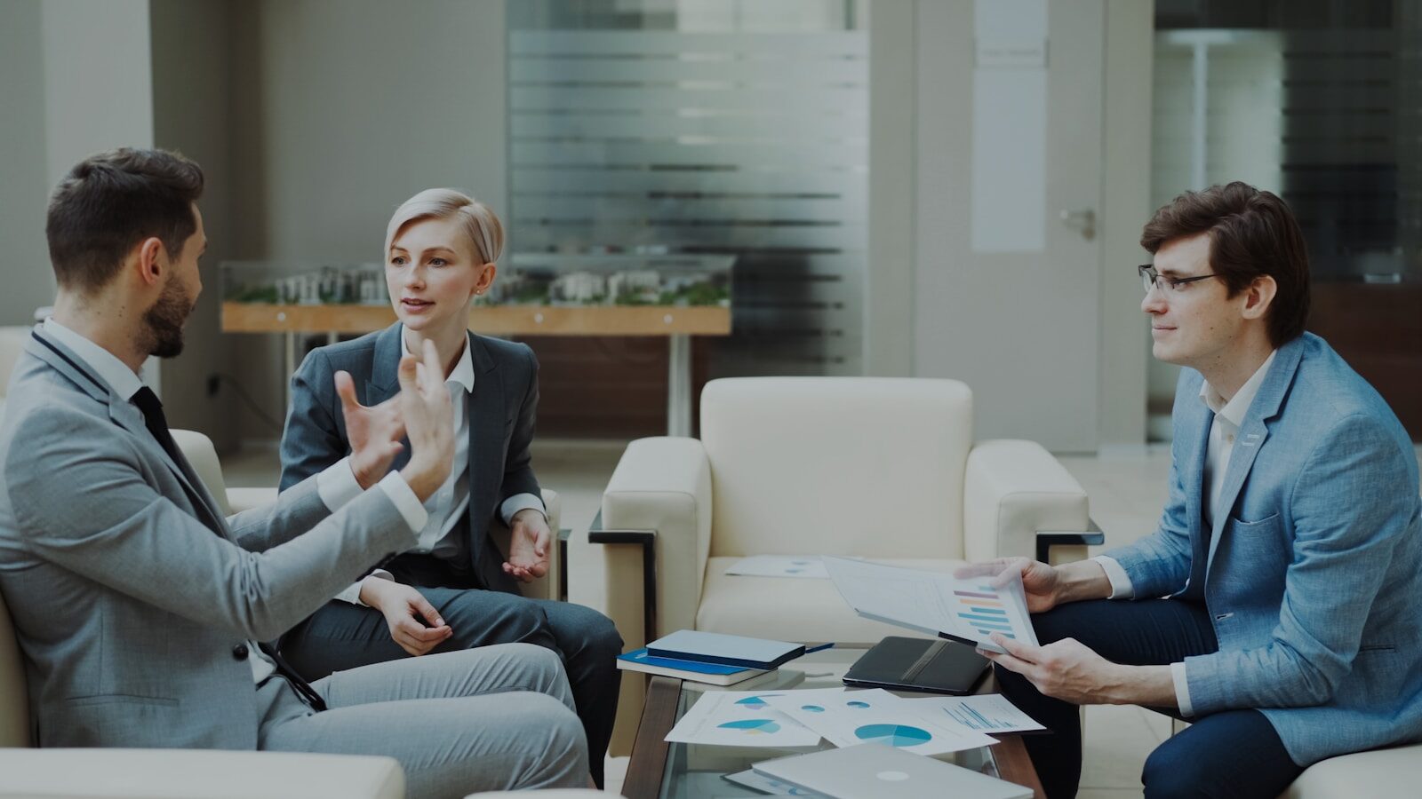 Three business people in a meeting relacionada a Advogado previdenciário para moradores de Nova Mutum: quando buscar, o que levar e como decidir