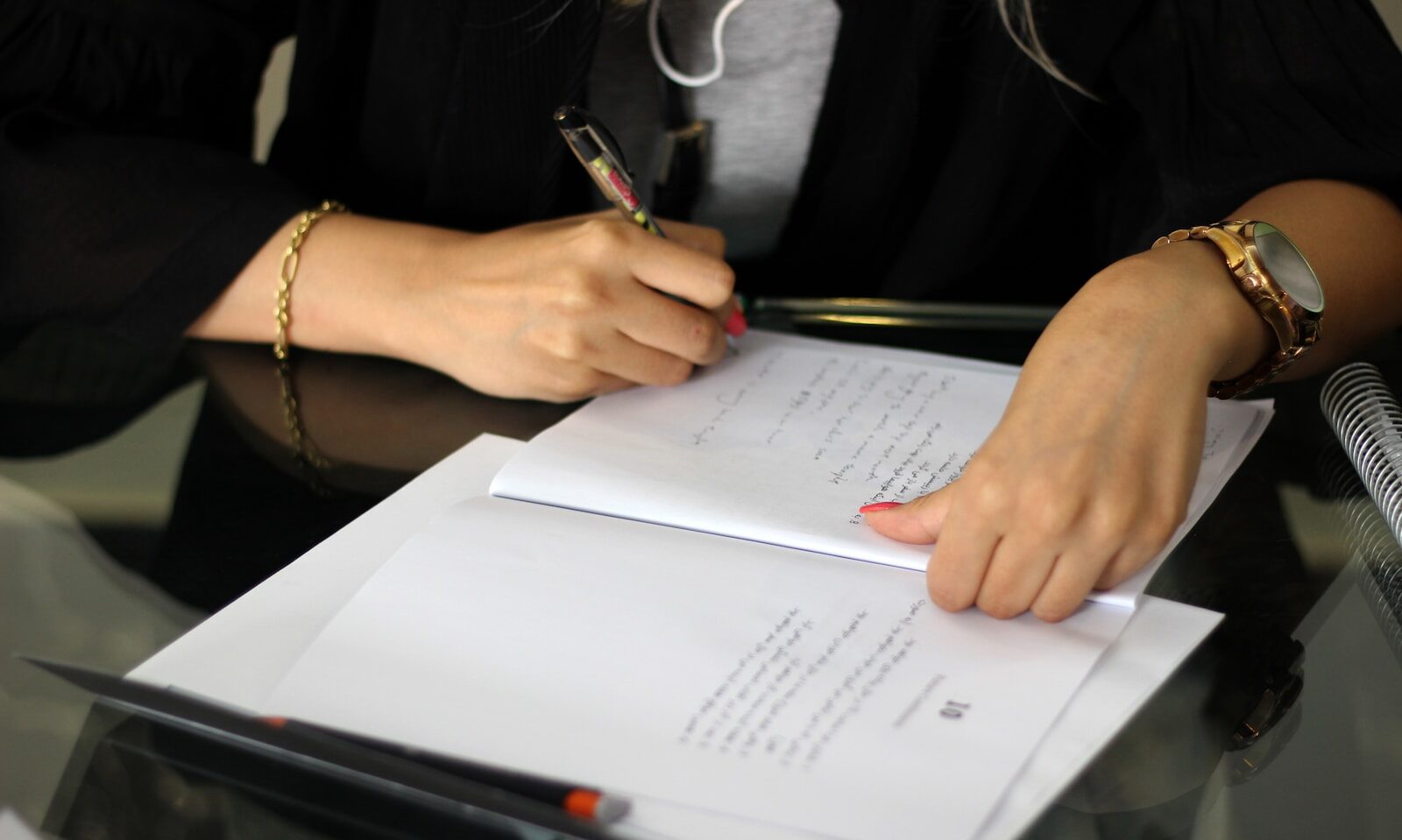 a person writing on a piece of paper relacionada a Atrasados do INSS: desde quando podem ser devidos?