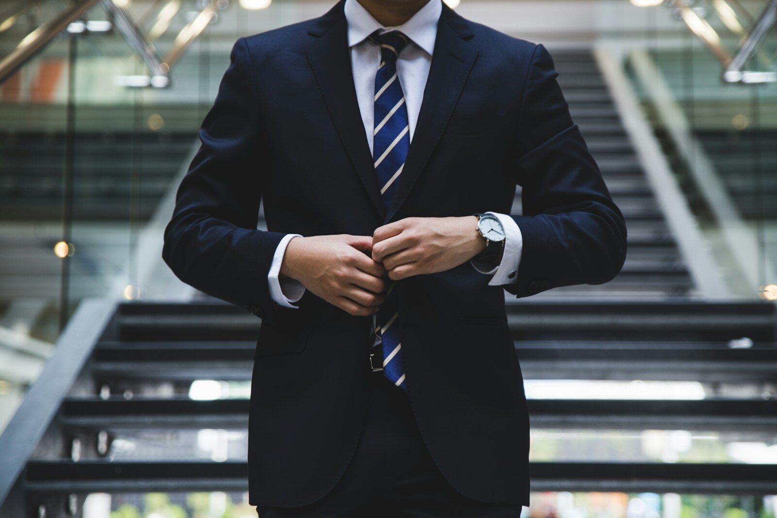 Profissional em ambiente corporativo representando a transição do trabalho rural para o vínculo urbano