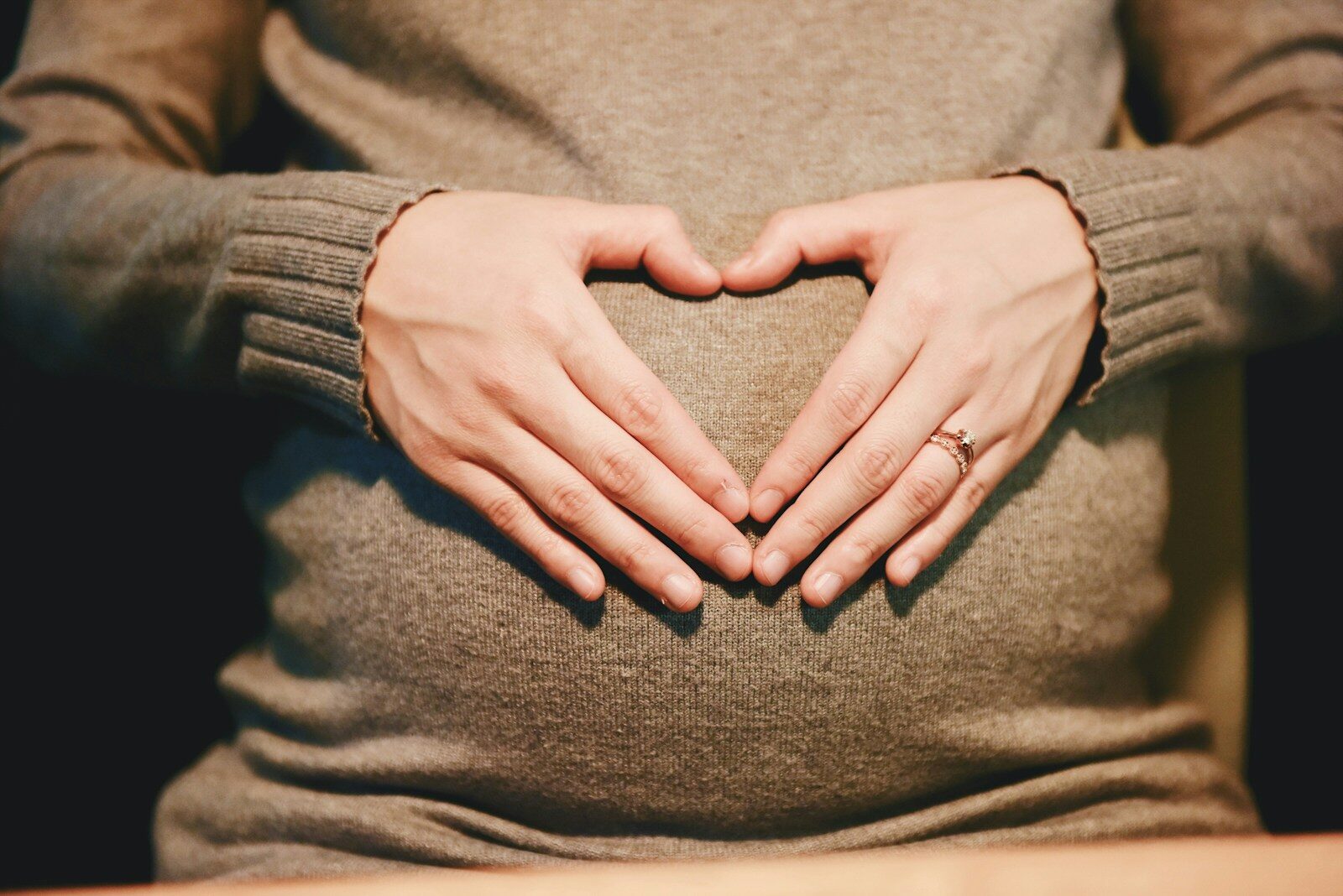 person holding belly photo relacionada a Documentos para auxílio-doença: o que levar além do laudo