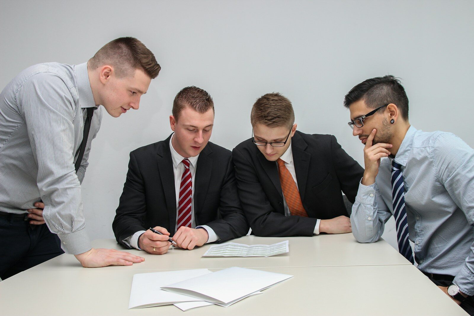 Equipe de especialistas previdenciários analisando dados processuais e prazos de exigência do INSS
