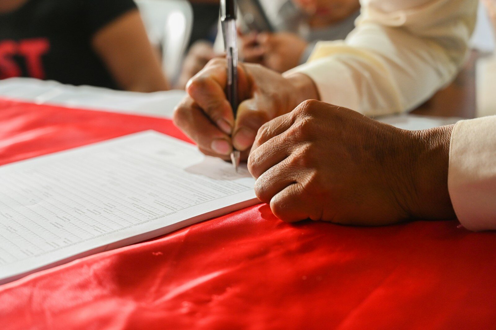 Trabalhador rural preenchendo formulários e declarações para comprovação de tempo de serviço