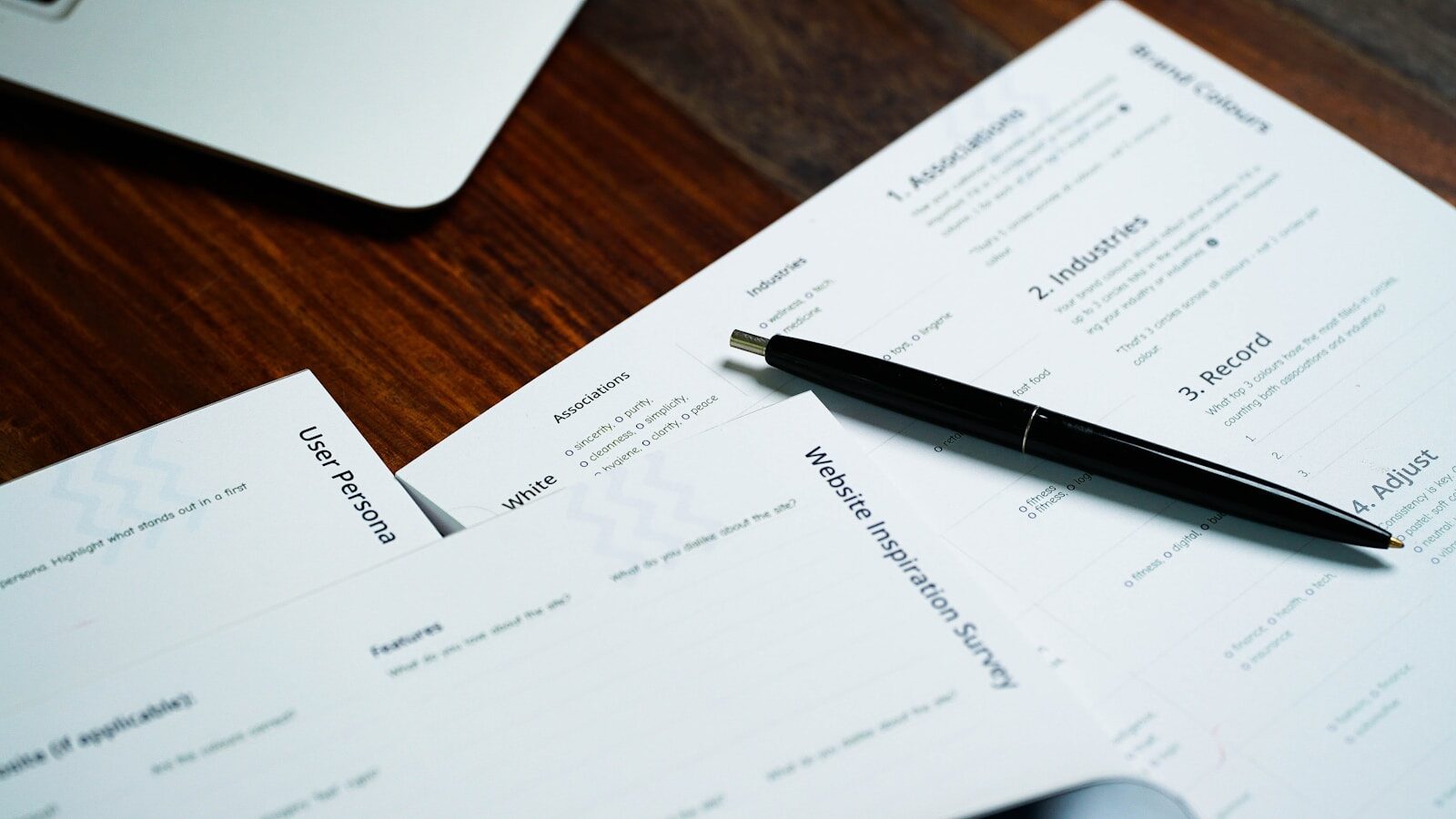 a pen sitting on top of a pile of papers relacionada a BPC/LOAS em Sorriso-MT: como preparar família e documentos