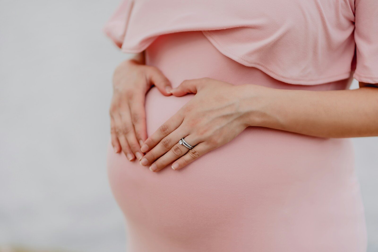 woman wearing gold ring and pink dress relacionada a Como saber se seu caso de INSS precisa de advogado