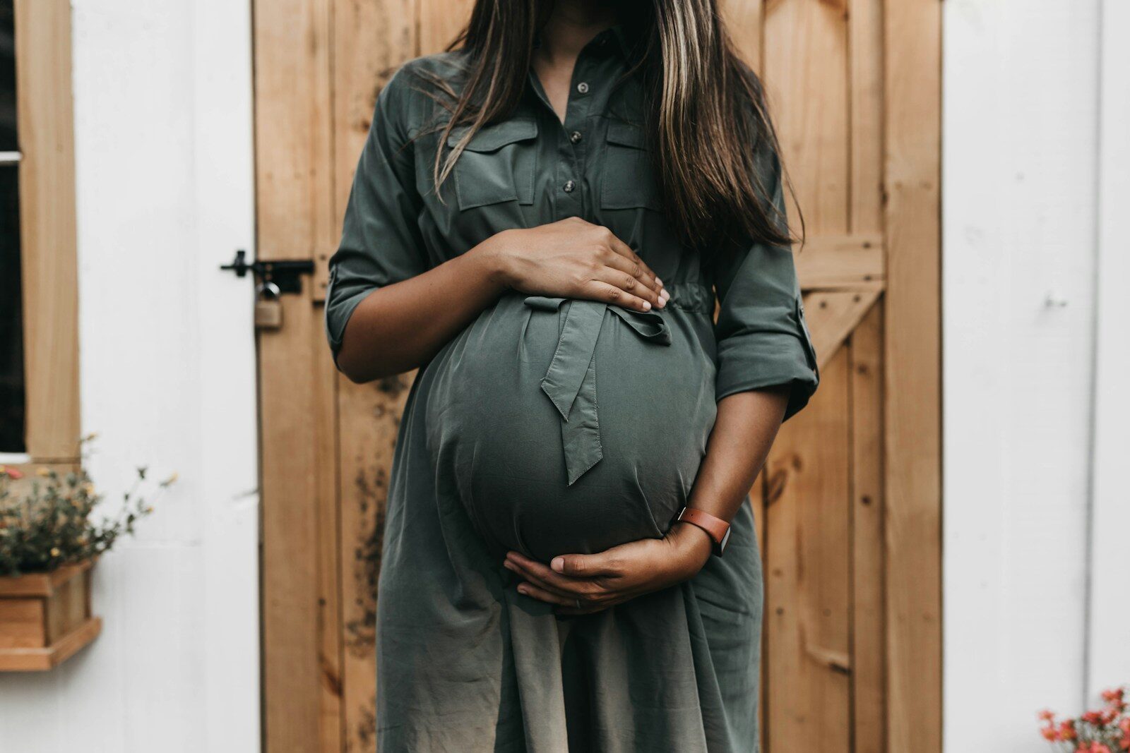 pregnant near door relacionada a Documentos para aposentadoria: checklist antes de protocolar no INSS