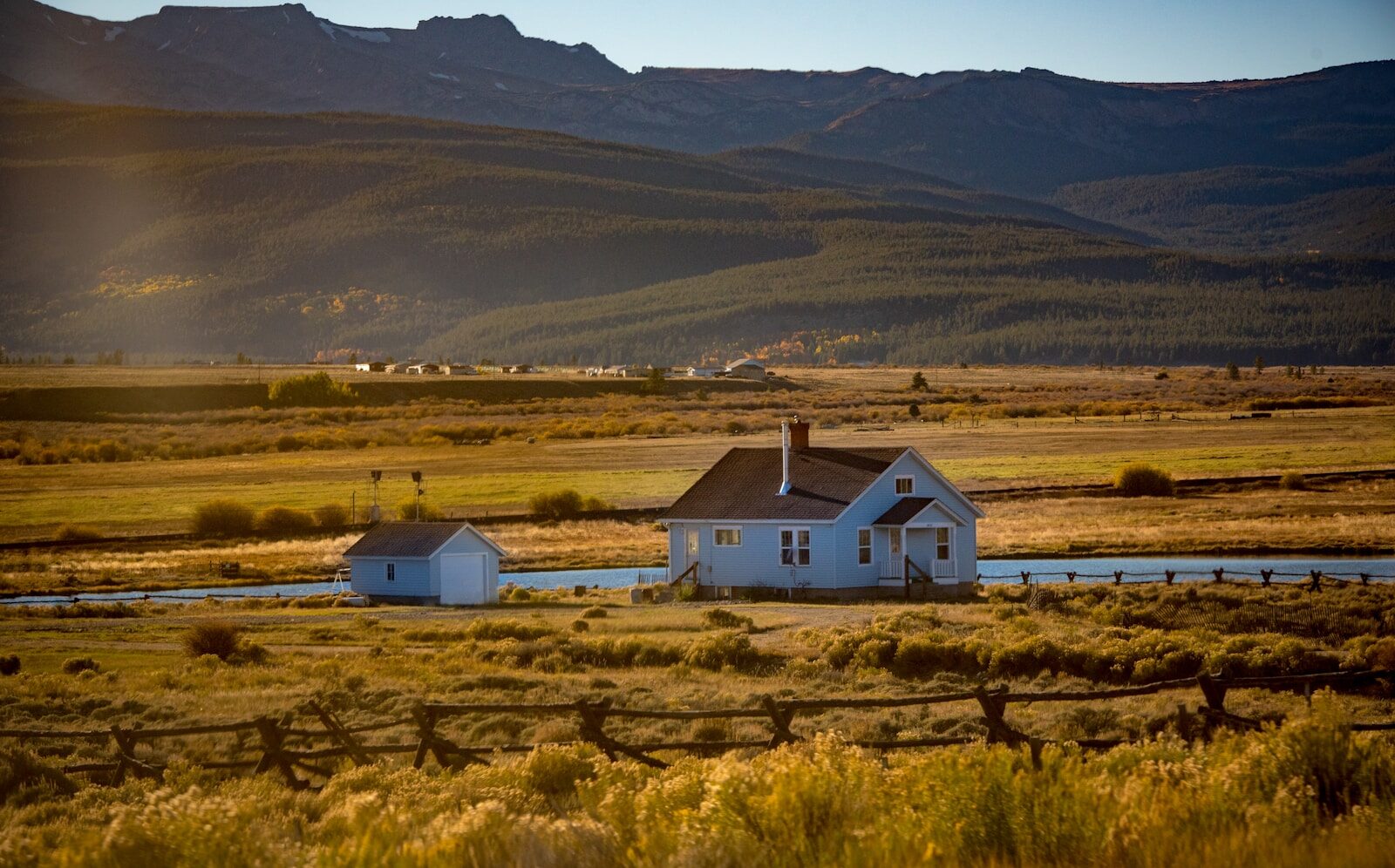 teal and black wooden house beside teal and black house relacionada a Produtor rural e aposentadoria: documentos que ajudam a comprovar atividade