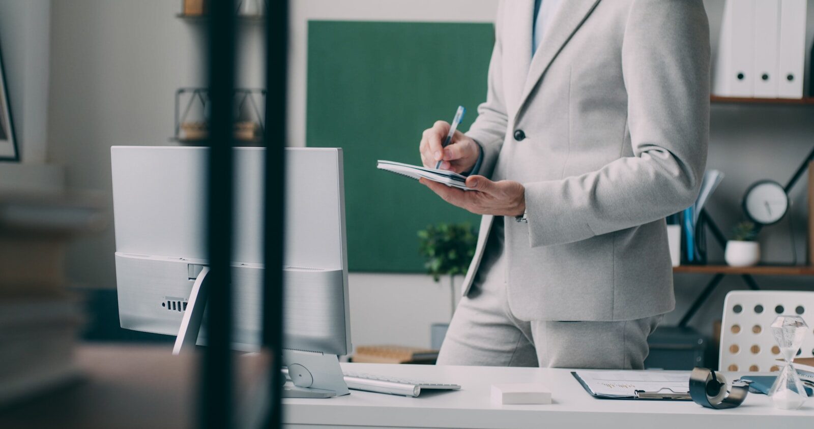 Especialista em previdência conferindo histórico contributivo e vínculos empregatícios em sistema digital
